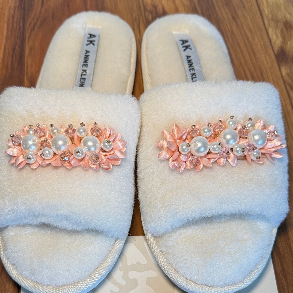 Anne Klein Winter White Fur Slippers with Pearl Accents M - Picture 8 of 13
